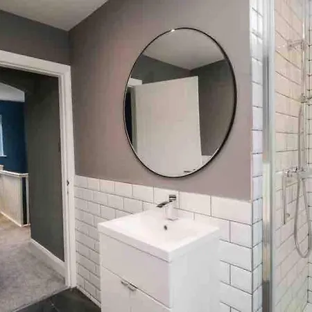 Quarry House,chic And Quirky 3 Storey Home, Access *