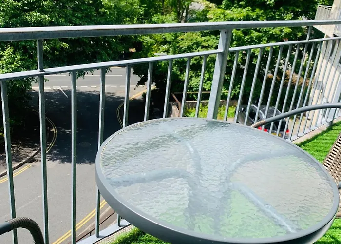 Quarry House,chic And Quirky 3 Storey Home, Access