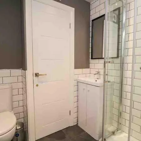 Quarry House,chic And Quirky 3 Storey Home, Centre With Parking Apartment