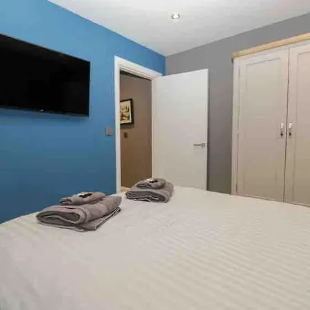 Quarry House,chic And Quirky 3 Storey Home, Centre With Parking Apartment